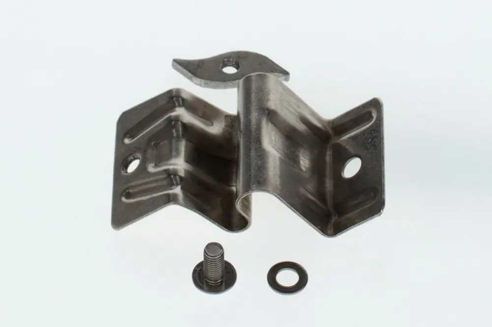 BOSCH Halterungsteile aus Metall, bestehend aus einem gebogenen Halter, einer Schraube und einer Unterlegscheibe, auf weißem Hintergrund.